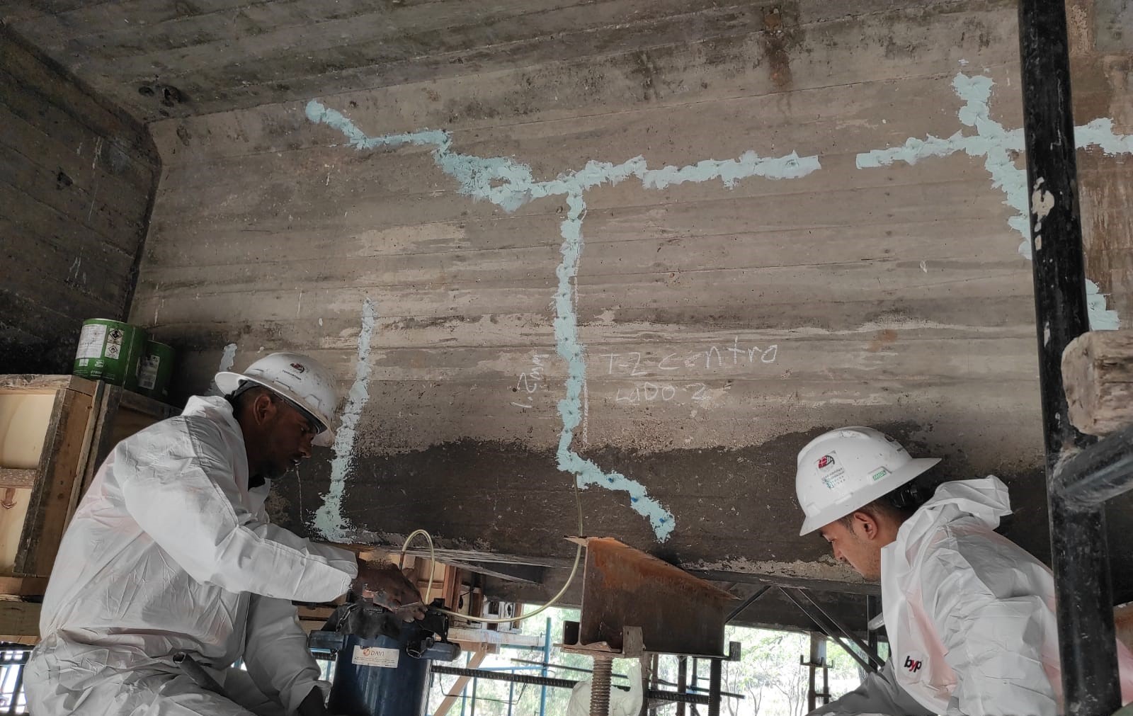 Inyección de resina epóxica en estructuras, puentes